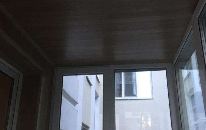 Остекление балкона теплыми конструкциями, отделка