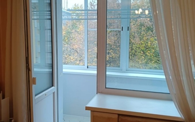 Установка легкого раздвижного балкона 9