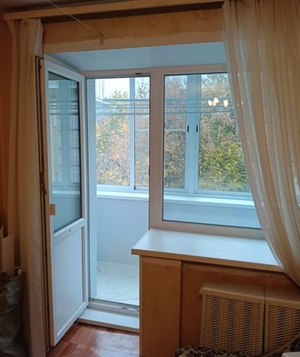 Установка легкого раздвижного балкона