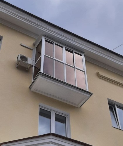 Французский алюминиевый балкон, с остеклением в пол