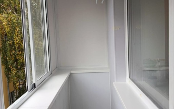 Установка легкого раздвижного балкона 10