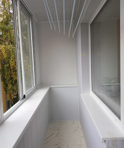 Установка легкого раздвижного балкона