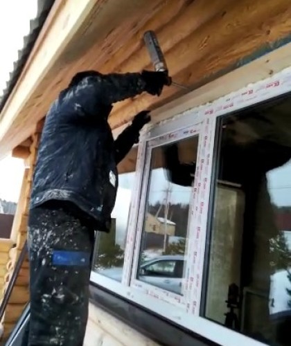 Установка антиусадочных скользящих коробок в деревянном доме