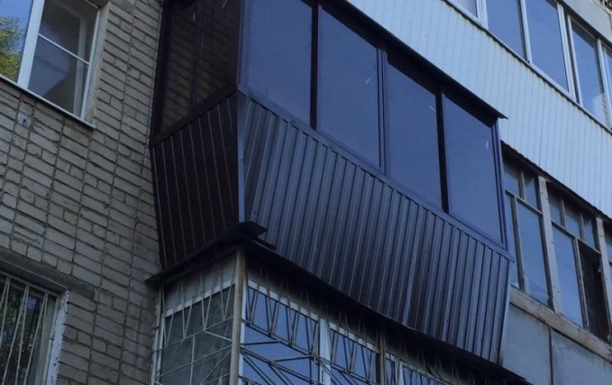 Алюминиевый балкон с подоконниками и отделкой