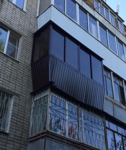 Алюминиевый балкон с подоконниками и отделкой