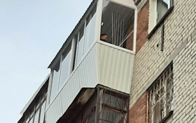 Монтаж алюминиевого балкона с шумоизоляцией крыши 1