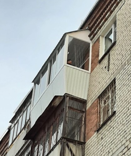 Монтаж алюминиевого балкона с шумоизоляцией крыши