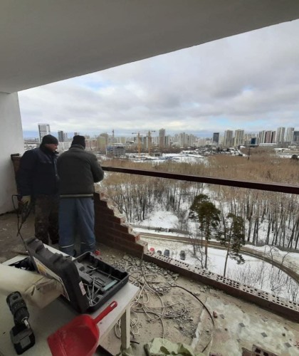 Сложный демонтаж парапета и замечательный монтаж панорамного остекления