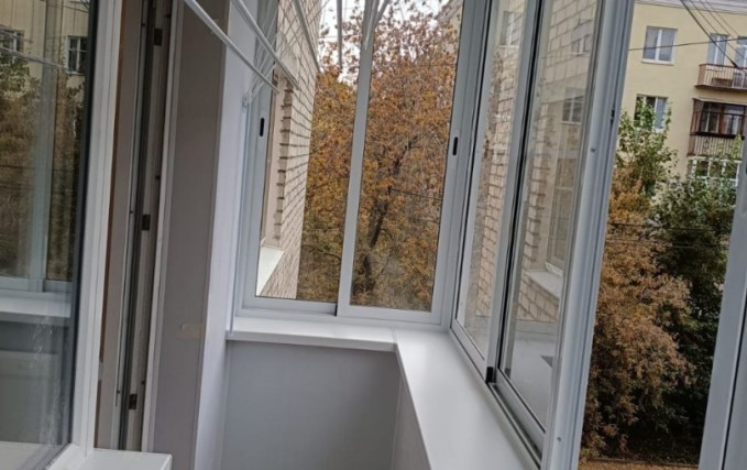Установка легкого раздвижного балкона 11