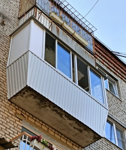 Установка легкого раздвижного балкона