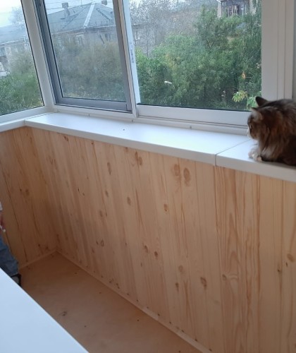 Алюминиевое остекление балкона с выносом и крышей