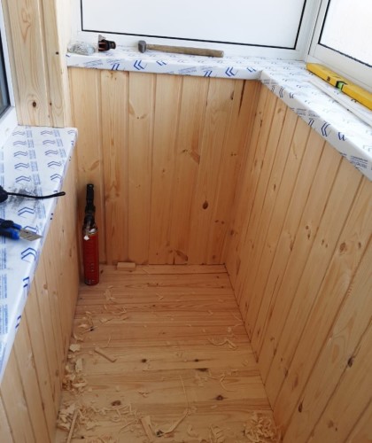 Остекление балкона на последнем этаже с крышей