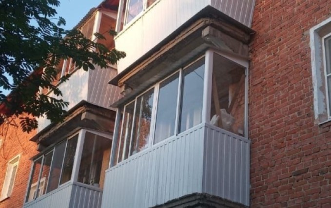 Остекление балкона с крышей и выносом 0
