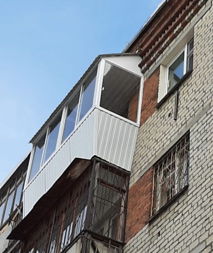 Остекление балкона на последнем этаже с крышей