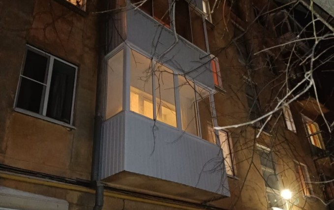 Холодное остекление и отделка балкона 10