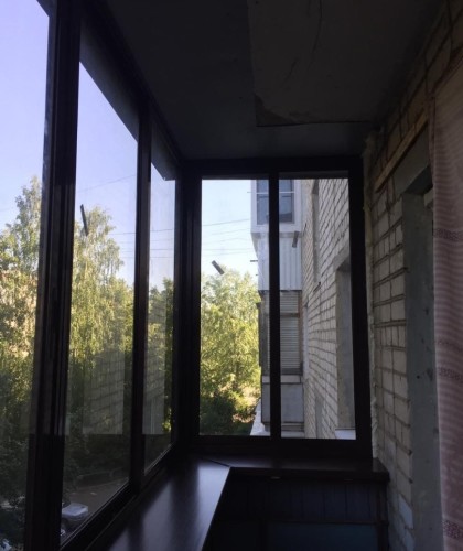 Алюминиевый балкон с подоконниками и отделкой