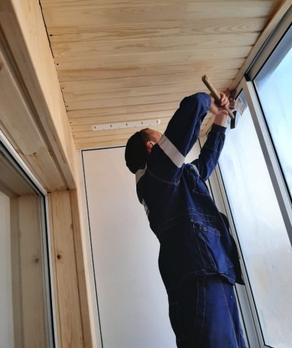 Остекление балкона на последнем этаже с крышей