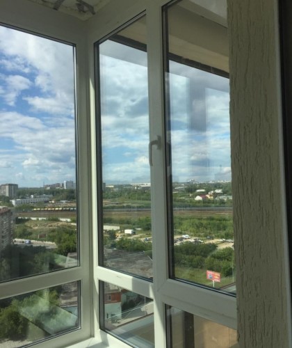 Остекление Г-образного балкона с ламинацией профиля