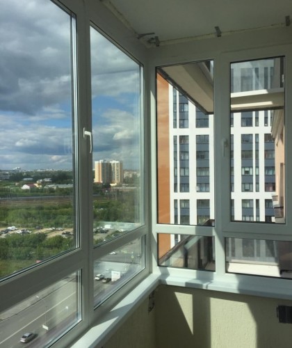 Остекление Г-образного балкона с ламинацией профиля