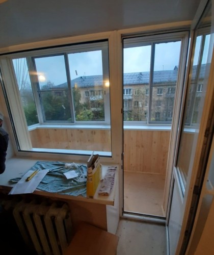 Алюминиевое остекление балкона с выносом и крышей