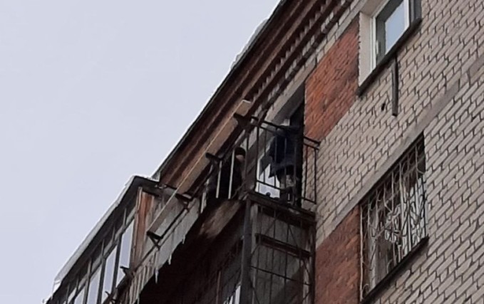 Остекление балкона на последнем этаже с крышей
