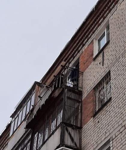 Остекление балкона на последнем этаже с крышей