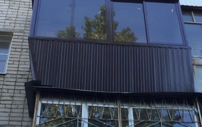 Алюминиевый балкон с подоконниками и отделкой