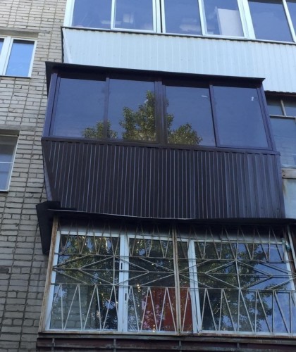 Алюминиевый балкон с подоконниками и отделкой