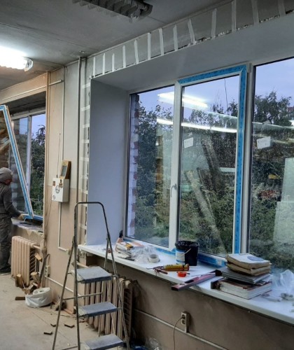 Установка окон нестандартных размеров в офисном здании
