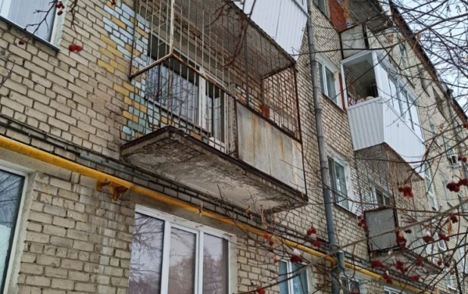 Остекление балкона на втором этаже раздвижными конструкциями 1