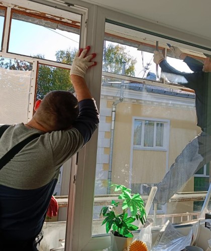 Установка легкого раздвижного балкона