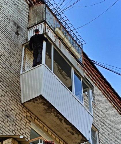 Установка легкого раздвижного балкона