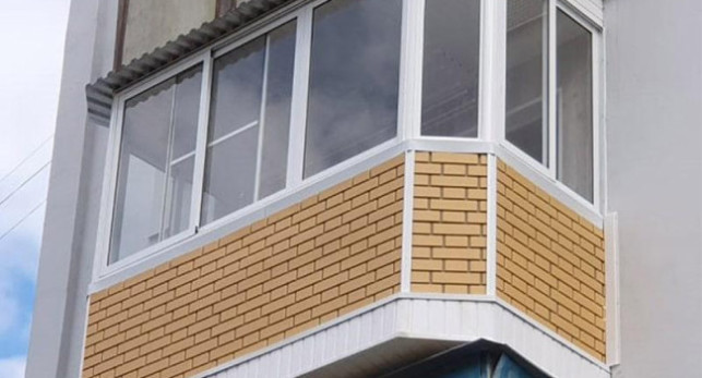 Балкон с наружной отделкой,крышей и выносом