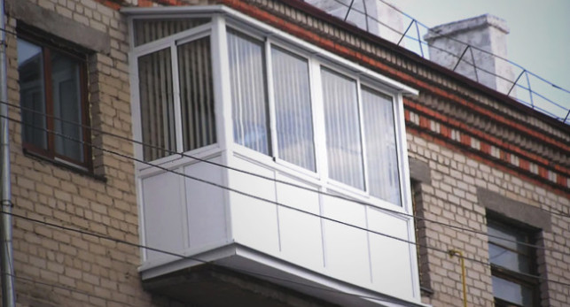 Балкон с крышей и выносом, последний этаж