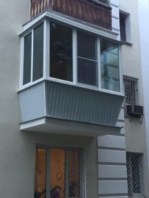 Остекление теплыми конструкциями и отделка балкона в историческом здании