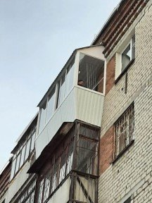 Алюминиевый балкон с высокой крышей