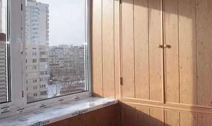 Балконы, лоджии в российских квартирах традиционно используются как место хранения. Но и хранение можно сделать аккуратным и удобным. Например, оборудовав на балконе или лоджии красивые встроенные шкафчики. 