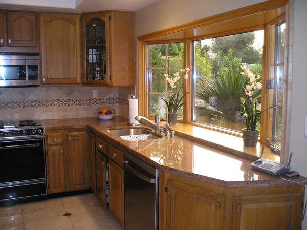 Ваше окно на кухне может быть по дизайну одинаковым с вашим кухонным гарнитуром